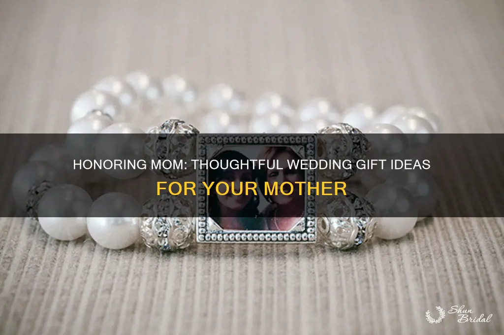 when you give mother gifts at wedding