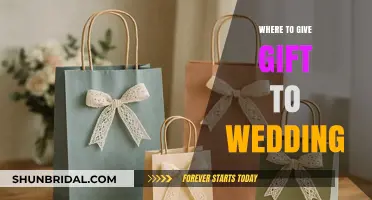 Thoughtful Wedding Gift Giving: Perfect Timing and Places to Present Your Present