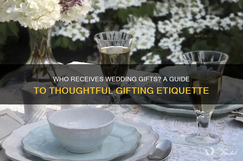 who gets gifts at weddings