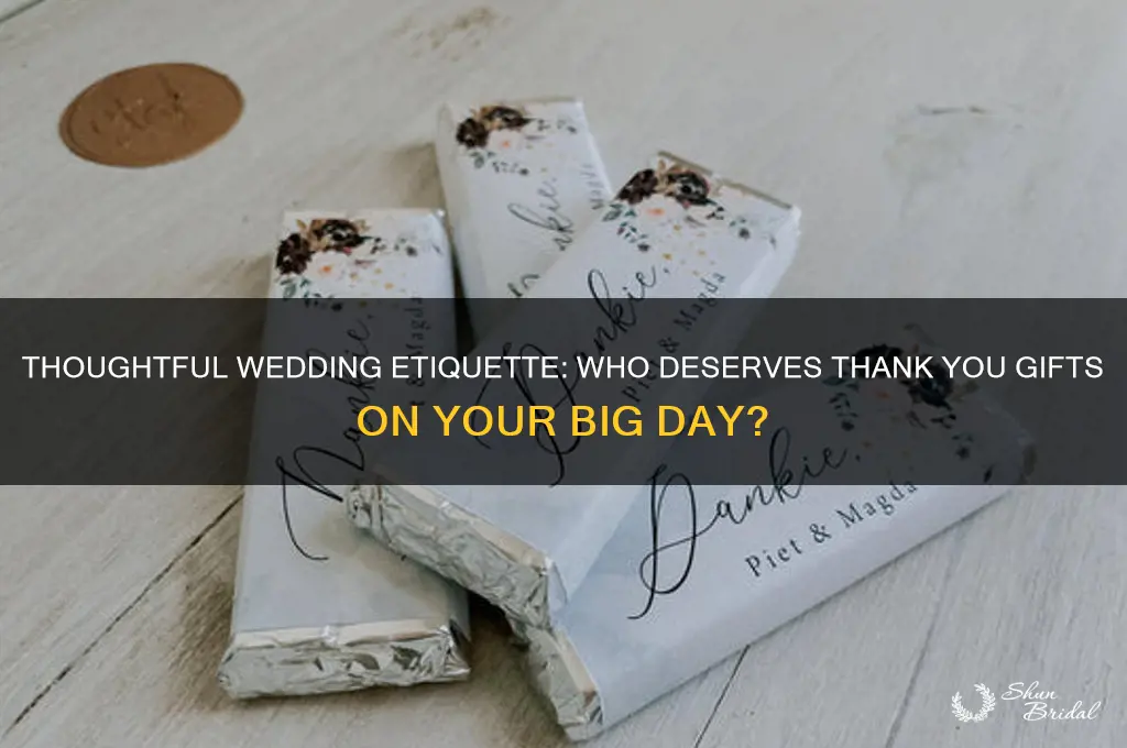 who gets thank you gifts at wedding