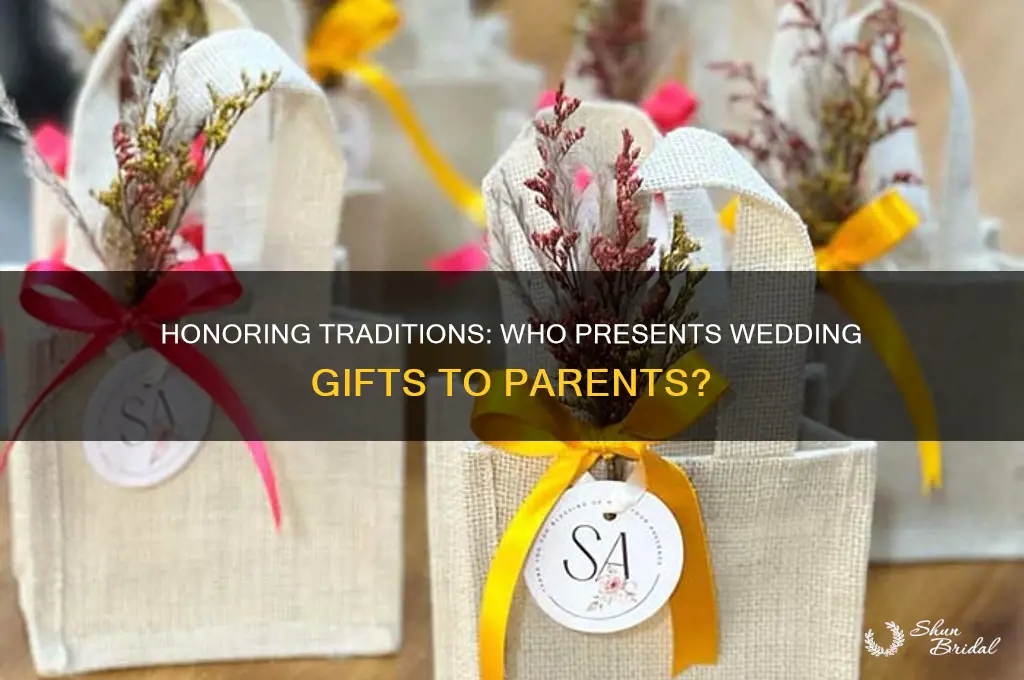 who gives gifts to parents for wedding